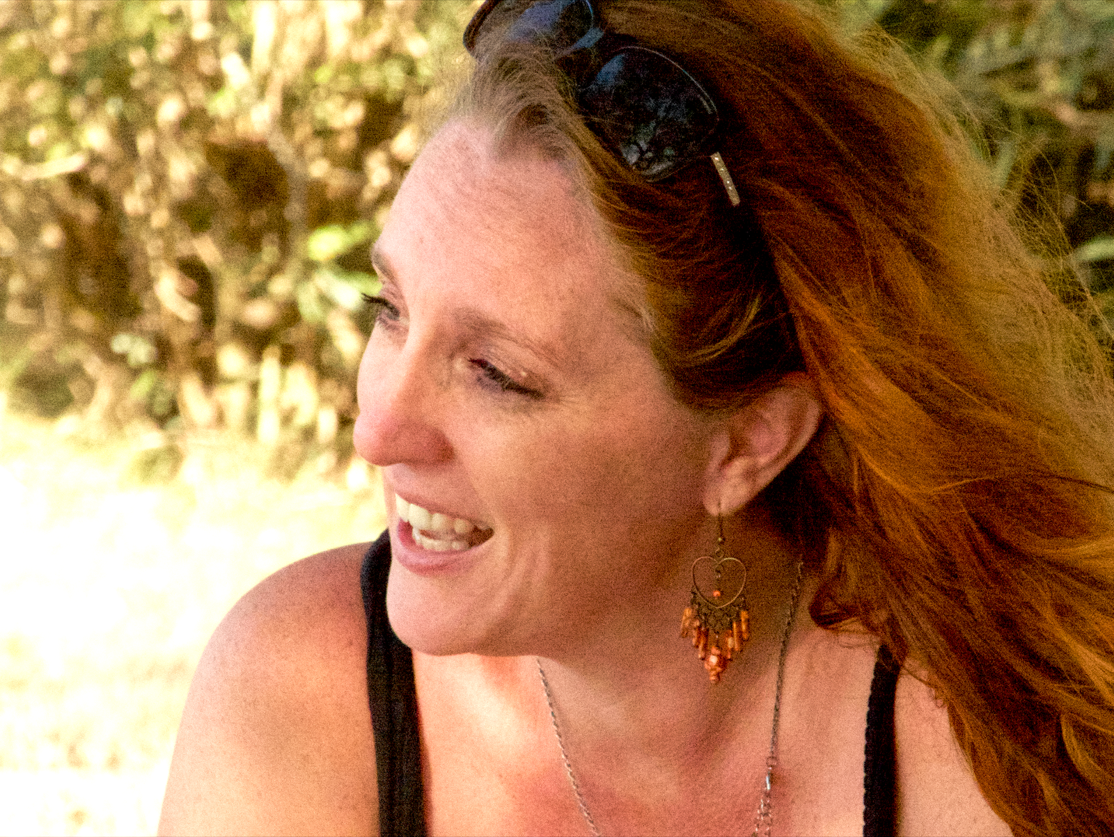 Ingrid souriante sous les oliviers